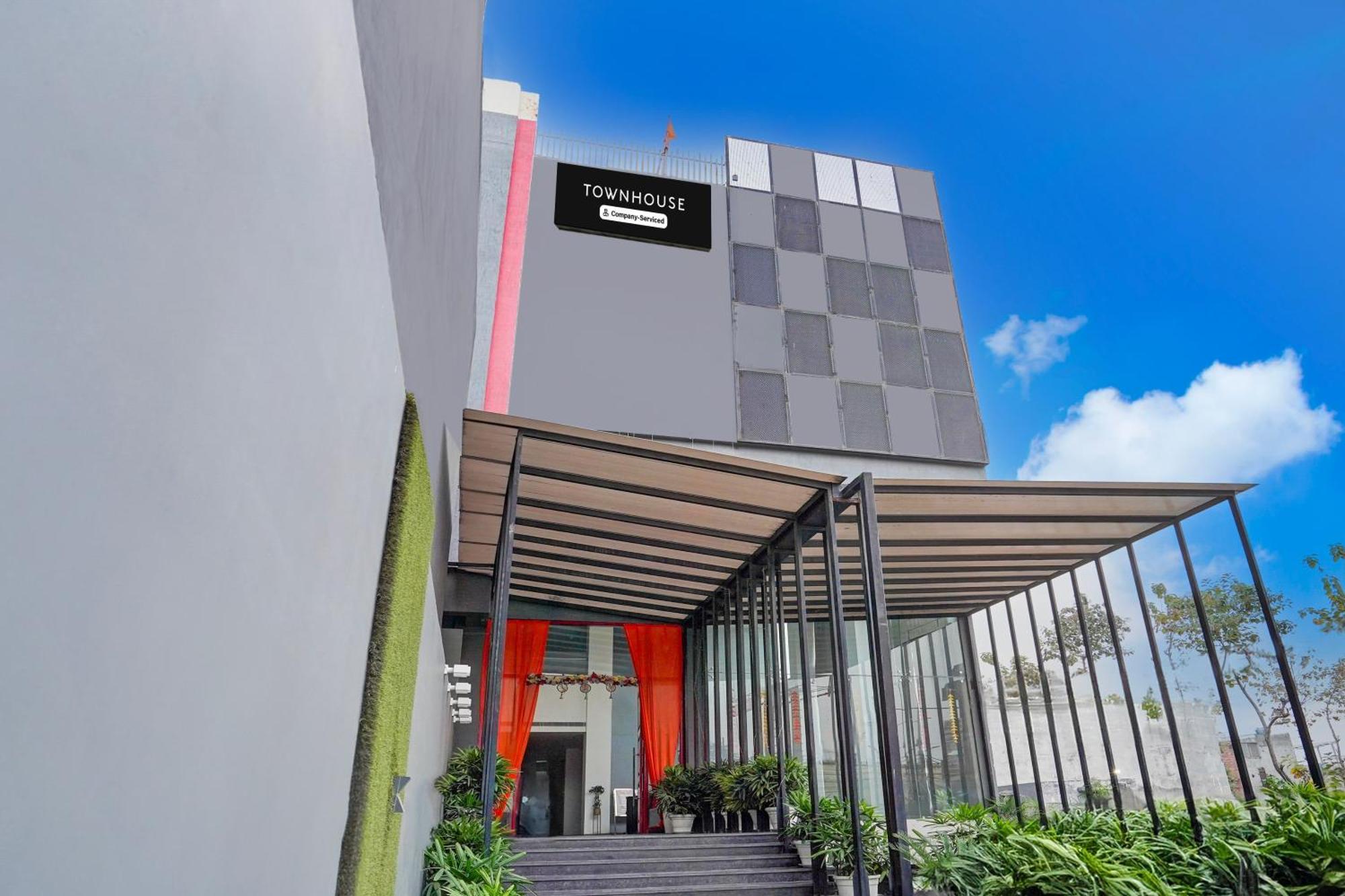 Super Townhouse Gomti Nagar Matiyari Hotell Chinhat Exteriör bild