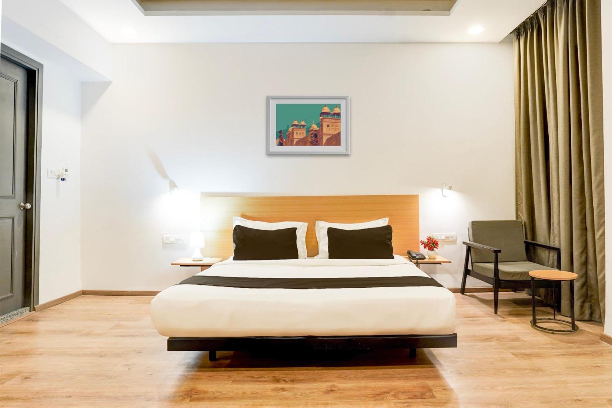 Super Townhouse Gomti Nagar Matiyari Hotell Chinhat Exteriör bild