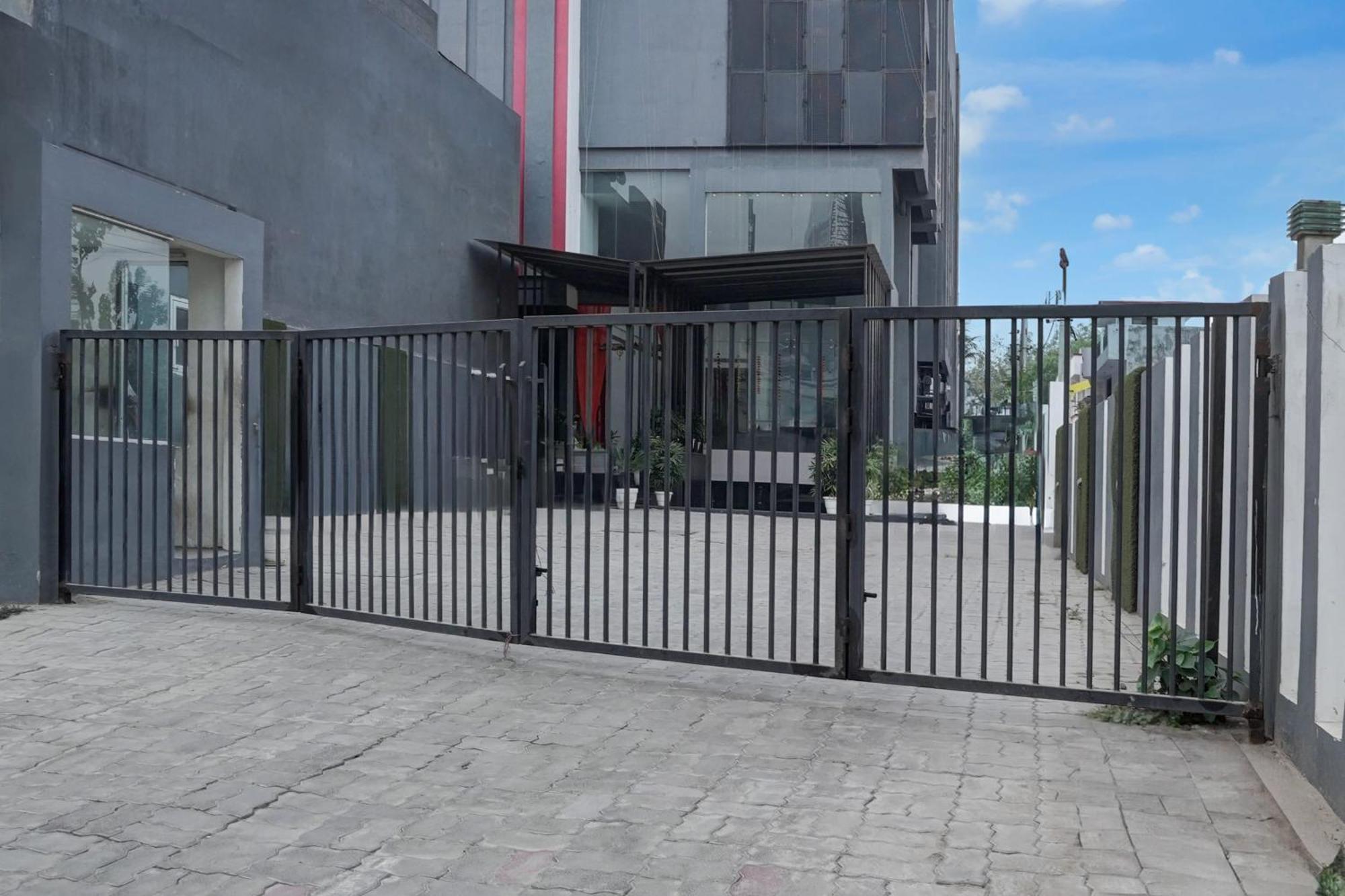 Super Townhouse Gomti Nagar Matiyari Hotell Chinhat Exteriör bild