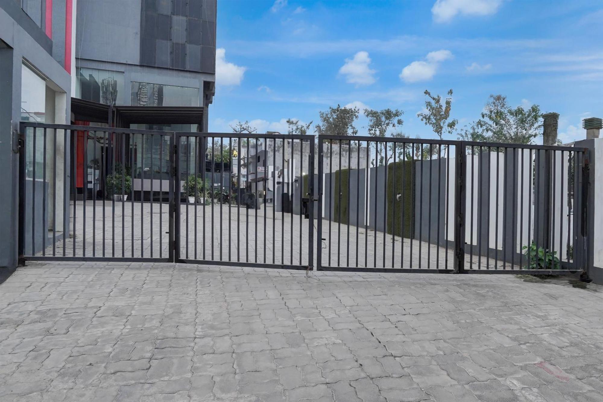 Super Townhouse Gomti Nagar Matiyari Hotell Chinhat Exteriör bild