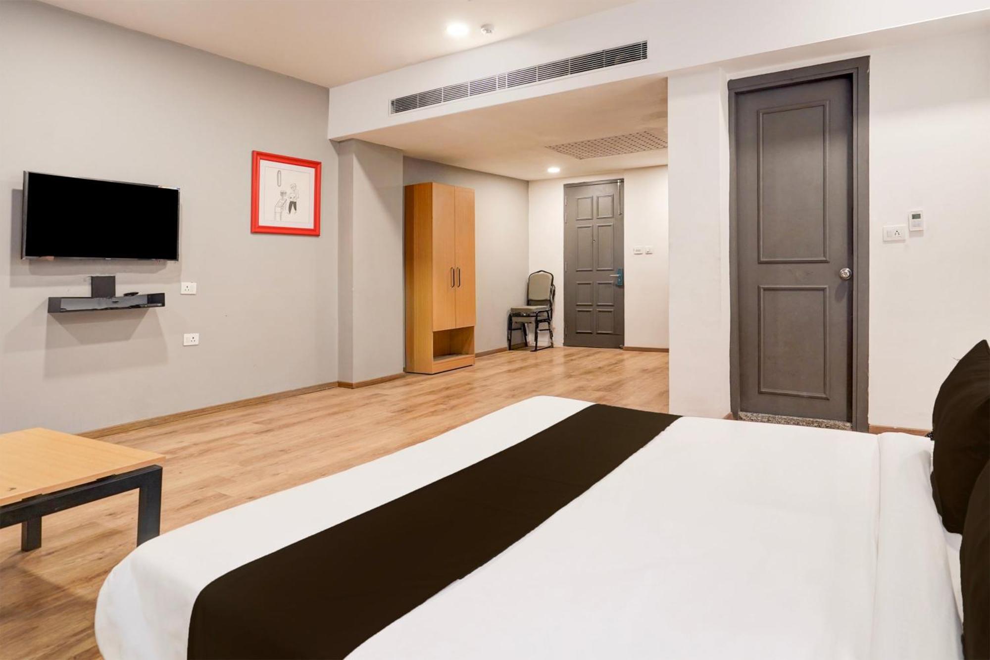 Super Townhouse Gomti Nagar Matiyari Hotell Chinhat Exteriör bild