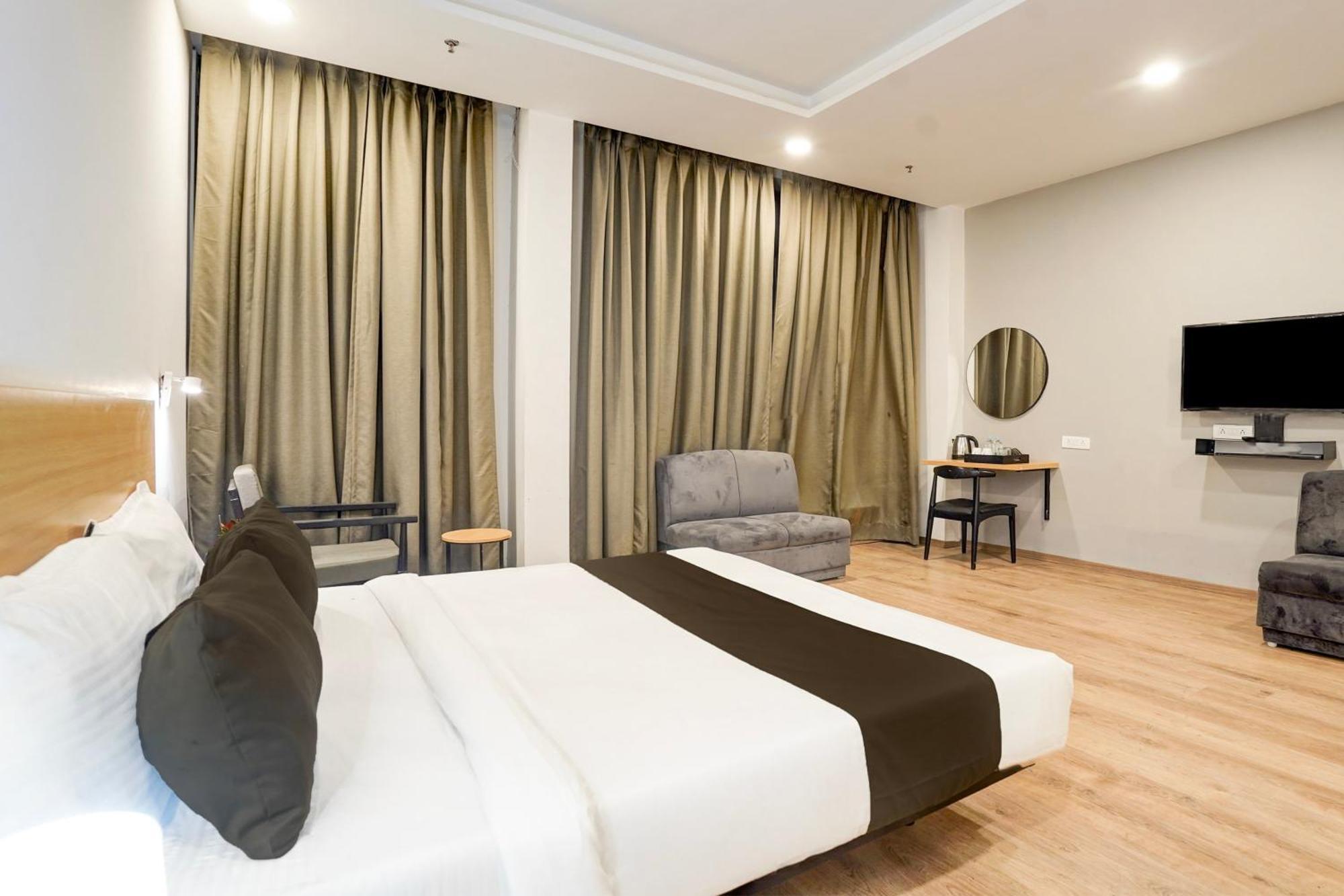 Super Townhouse Gomti Nagar Matiyari Hotell Chinhat Exteriör bild
