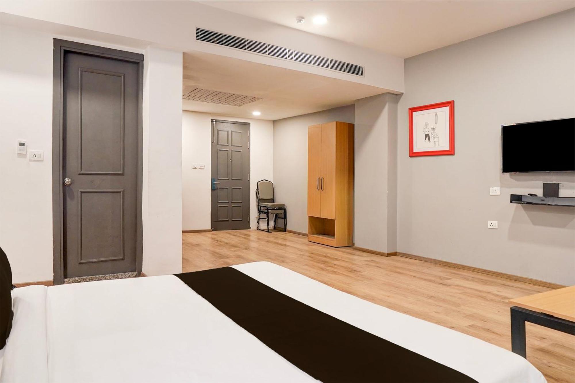 Super Townhouse Gomti Nagar Matiyari Hotell Chinhat Exteriör bild