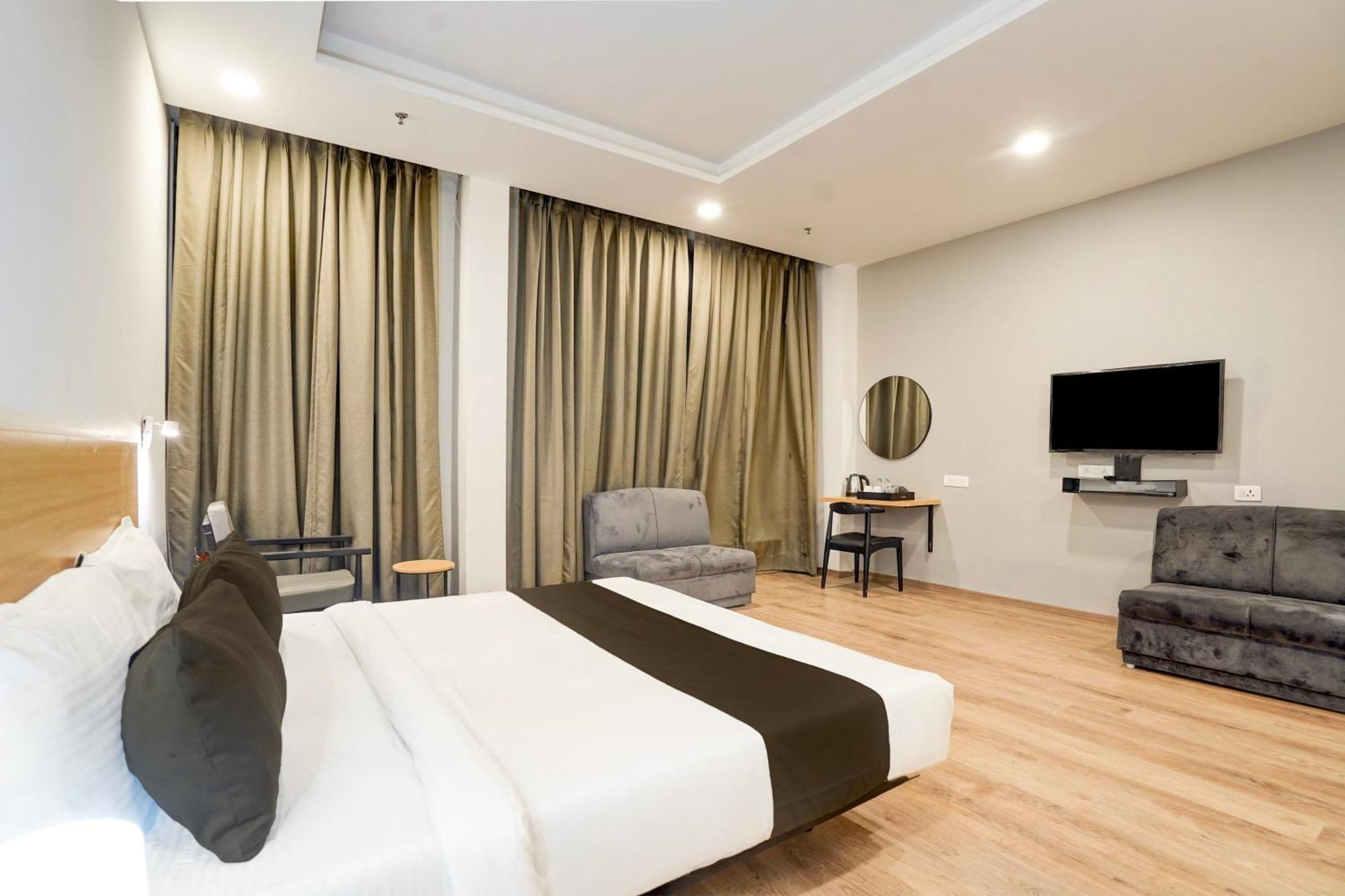 Super Townhouse Gomti Nagar Matiyari Hotell Chinhat Exteriör bild