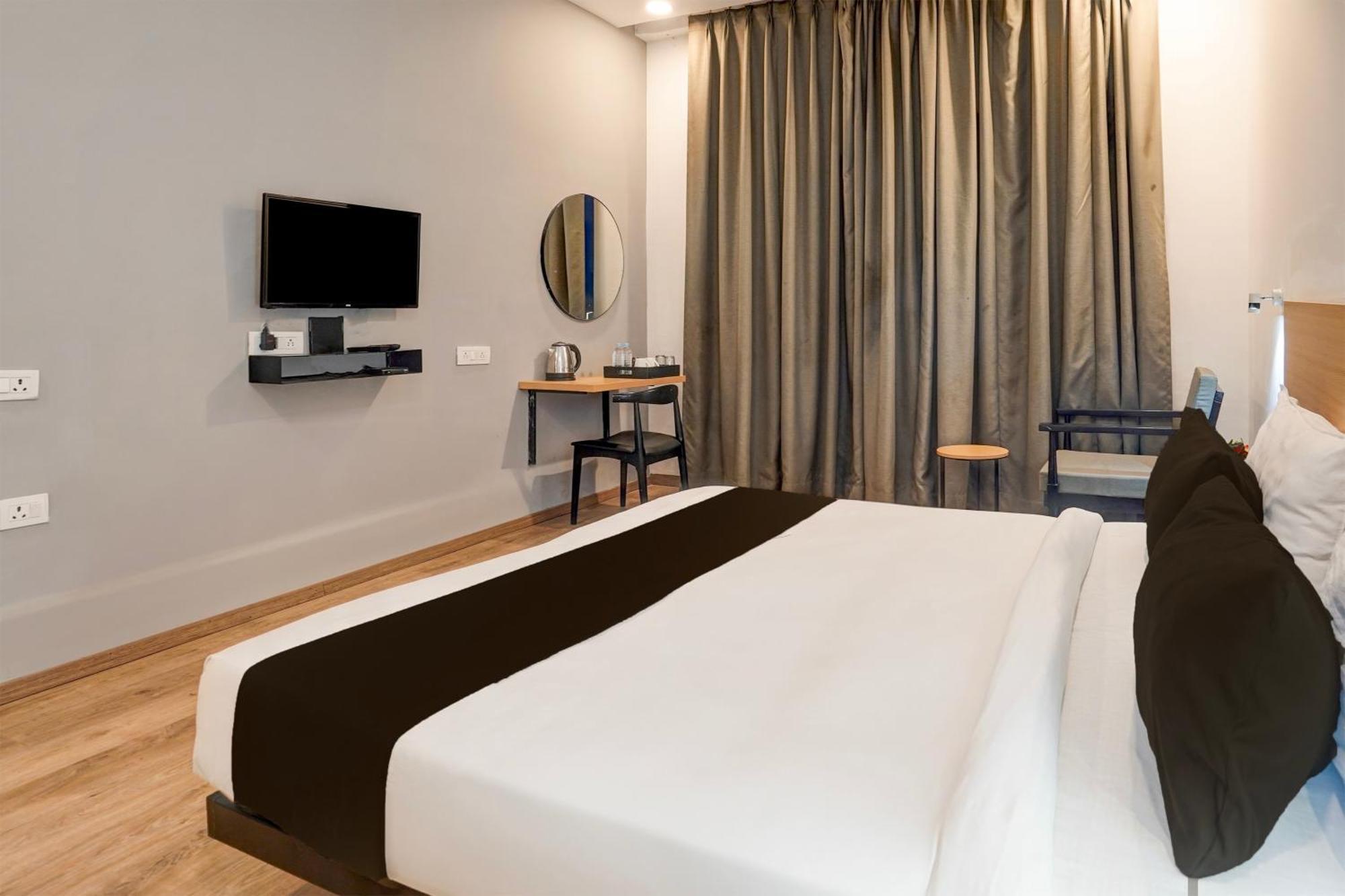Super Townhouse Gomti Nagar Matiyari Hotell Chinhat Exteriör bild