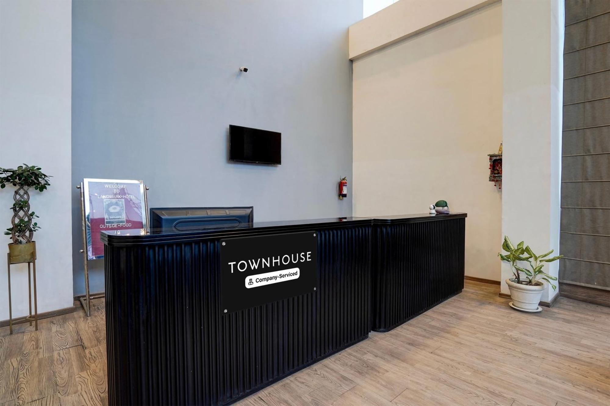 Super Townhouse Gomti Nagar Matiyari Hotell Chinhat Exteriör bild