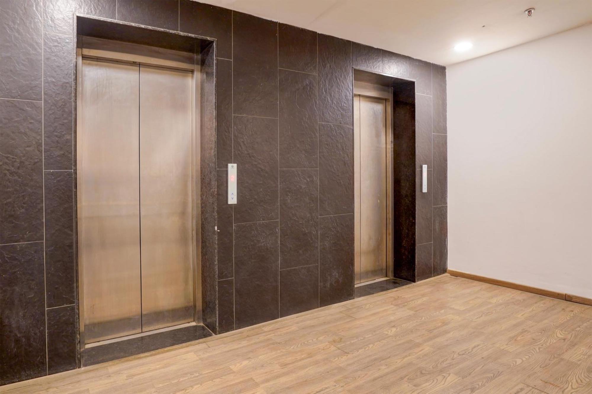 Super Townhouse Gomti Nagar Matiyari Hotell Chinhat Exteriör bild