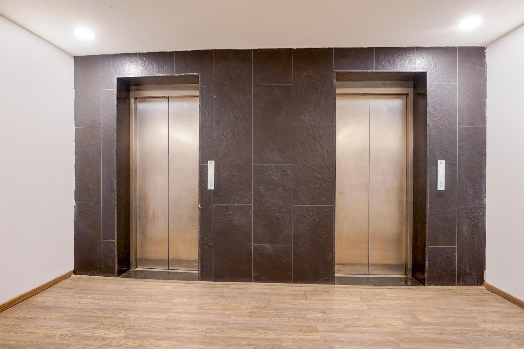 Super Townhouse Gomti Nagar Matiyari Hotell Chinhat Exteriör bild