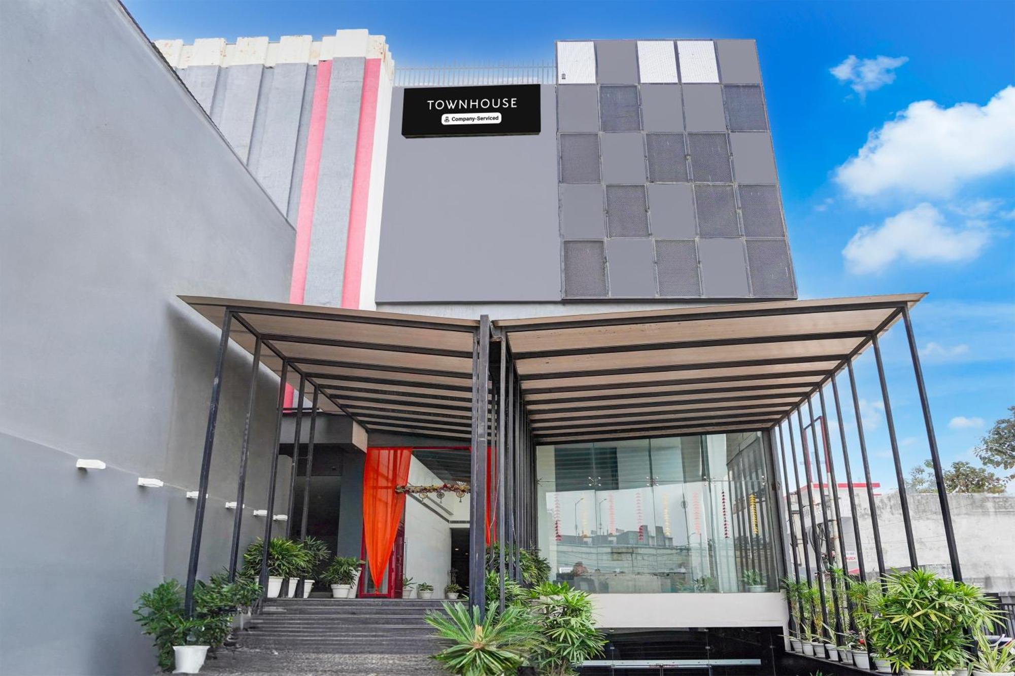 Super Townhouse Gomti Nagar Matiyari Hotell Chinhat Exteriör bild