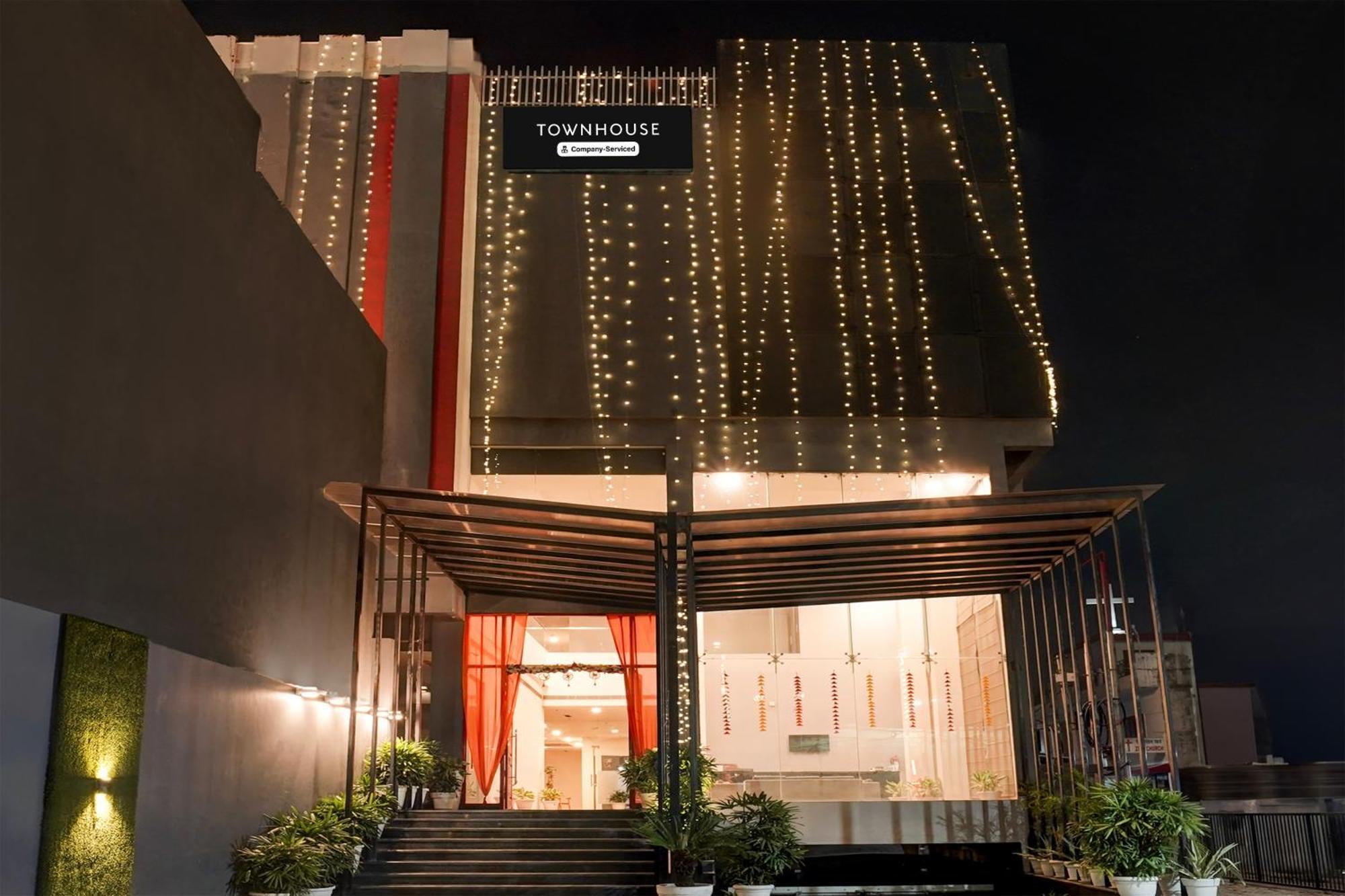 Super Townhouse Gomti Nagar Matiyari Hotell Chinhat Exteriör bild